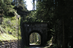 Auf dem Gleisbett der Dolomiten-Eisenbahn Auf dem Gleisbett der Dolomiten-Eisenbahn