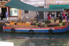 Obstverkauf vom Boot aus