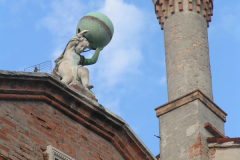 typische Dachfigur und Schornstein