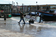 Das Wasser drückt auf die Uferpromenade