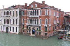das Wasser steht hoch am Canale Grande